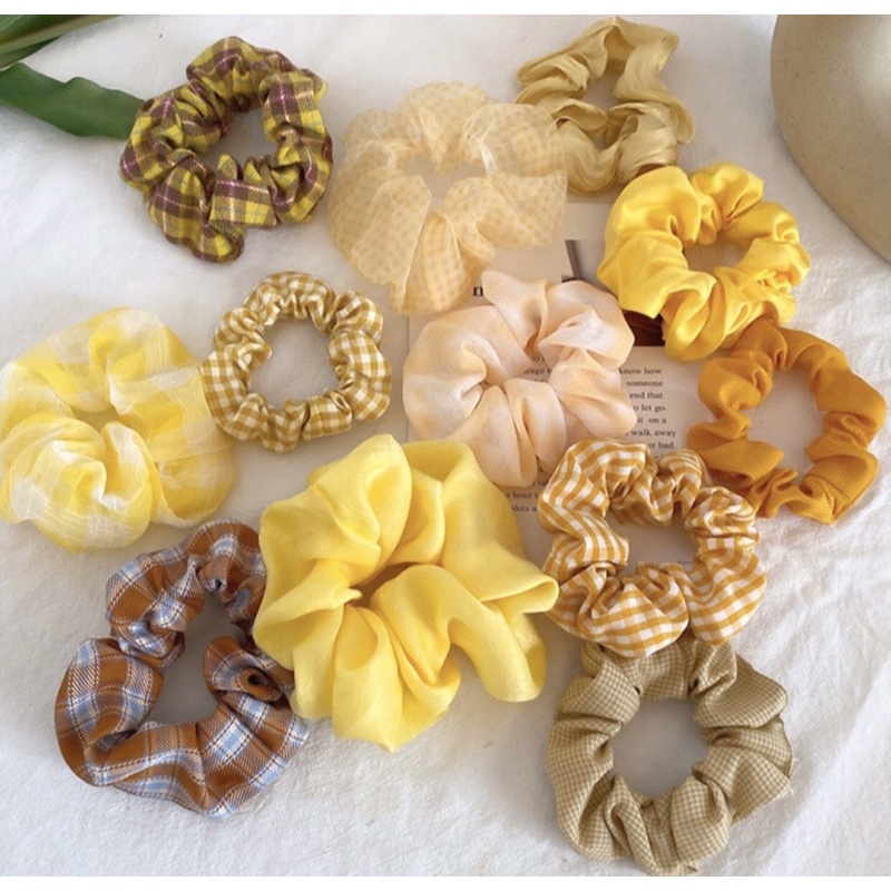 Dây cột tóc scrunchie tone màu vàng cam phong cách thời trang cho nữ