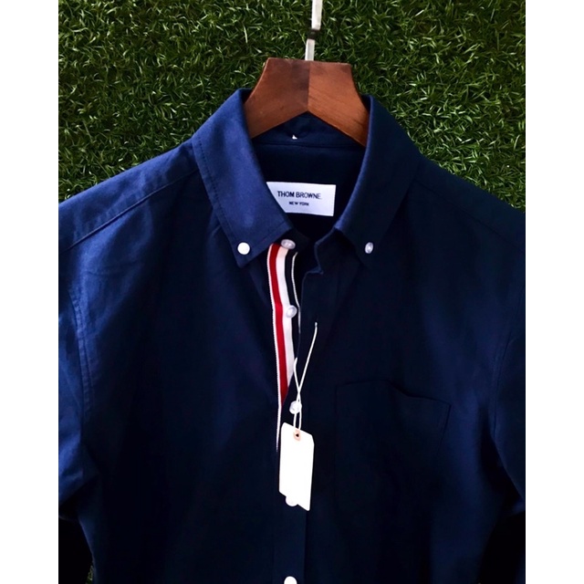 Áo sơ mi thom browne màu xanh navy, viền ngay khuy áo, vải oxford