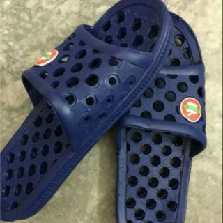 Dép nhựa lỗ táo đi trong nhà, nhà tắm, nhà vệ sinh.