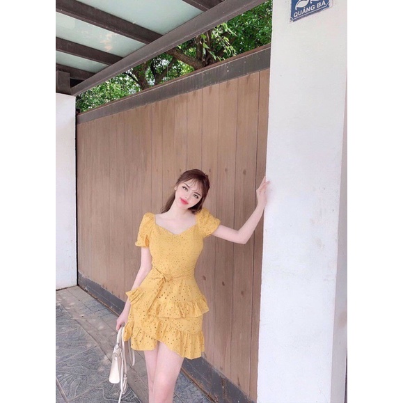 Đầm xoè vàng xô thêu bèo ba tầng kèm belt, tone màu tôn da trắng trẻo xinh xắn