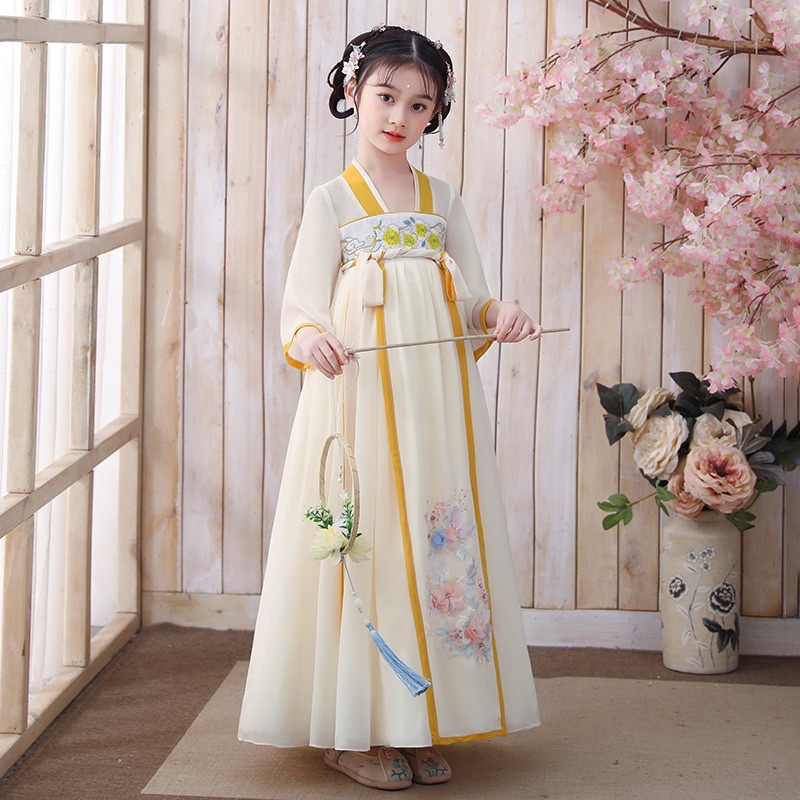 Váy cổ trang chị Hằng cho bé gái cực kỳ sáng da