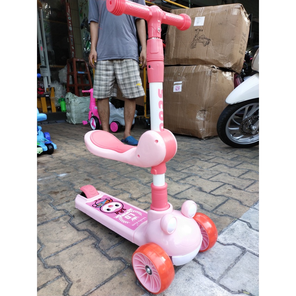 XE SCOOTER TRƯỢT CÓ GHẾ NGỒI CHO BÉ HÌNH CHÚ ẾCH CÓ NHẠC ĐÈN CAO CẤP LOẠI TO