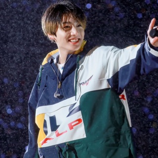 ÁO KHOÁC PHAO POLO SPORT JUNGKOOK MẶC Ở MUSTER JAPAN