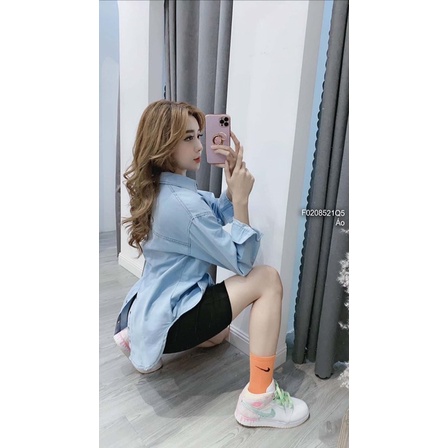 Áo sơ mi jeans xẻ tà sau