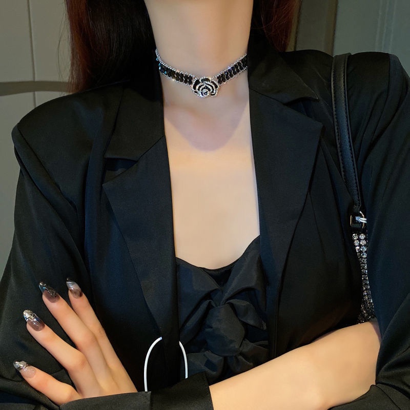Dây Chuyền Pha Lê Đen Phối Mặt Hoa Trà Phong Cách Mới Sang Trọng Cho Nữ
