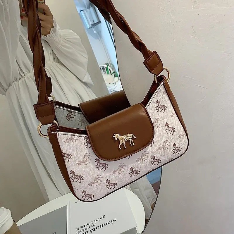 [Mã FAMAYWA2 giảm 10K đơn 50K] Túi Kẹp Nách Họa Tiết Hình Con Ngựa 🍊 Túi Xách Nữ Chất Da PU Xịn Xò 🍊 | BigBuy360 - bigbuy360.vn