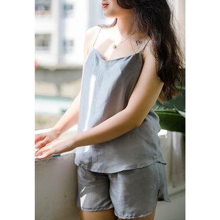 Bộ đồ ngủ nữ CHẤT SILK gồm áo hai dây kèm quần đùi chất liệu 100̀ tơ tằm thiên nhiên mềm mại, thân thiện với làn da