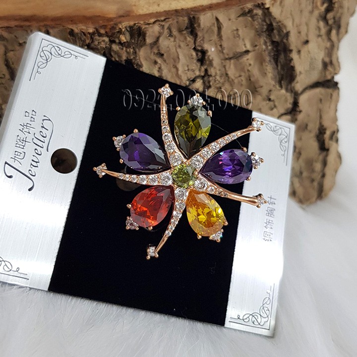 Cái áo sứa gắn đá nhiều màu.