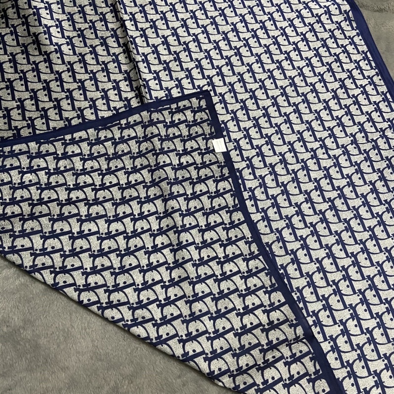 Khăn turban lụa vuông đa năng cột tóc size 70cm in hình chữ Di - Maben