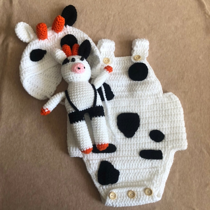 Bộ 3 Món Áo Liền Quần Dệt Kim Thủ Công Đính Nút + Mũ Beanie Hình Bò Sữa Làm Đạo Cụ Chụp Ảnh