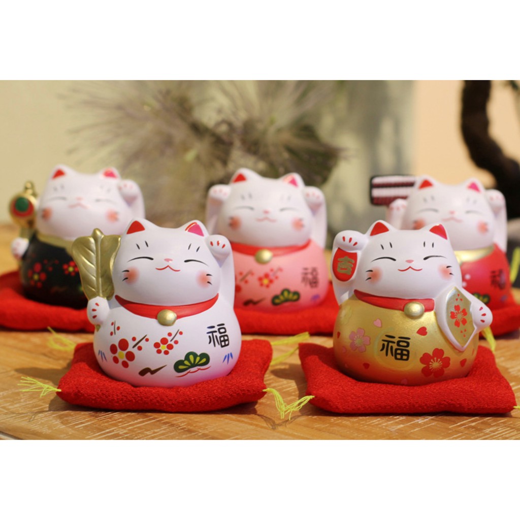 MÈO MAY MẮN MANEKI-NEKO KÈM GỐI ĐỎ 7.5CM NHIỀU Ý NGHĨA