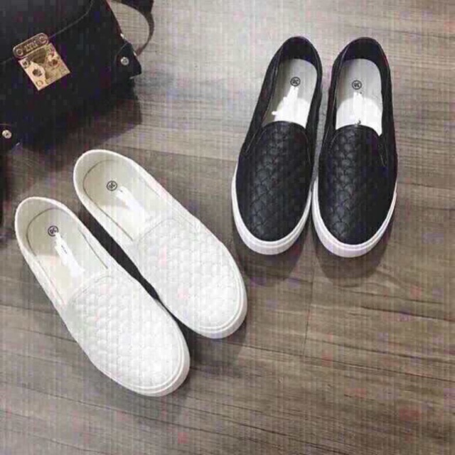 Giày slip on đen trắng