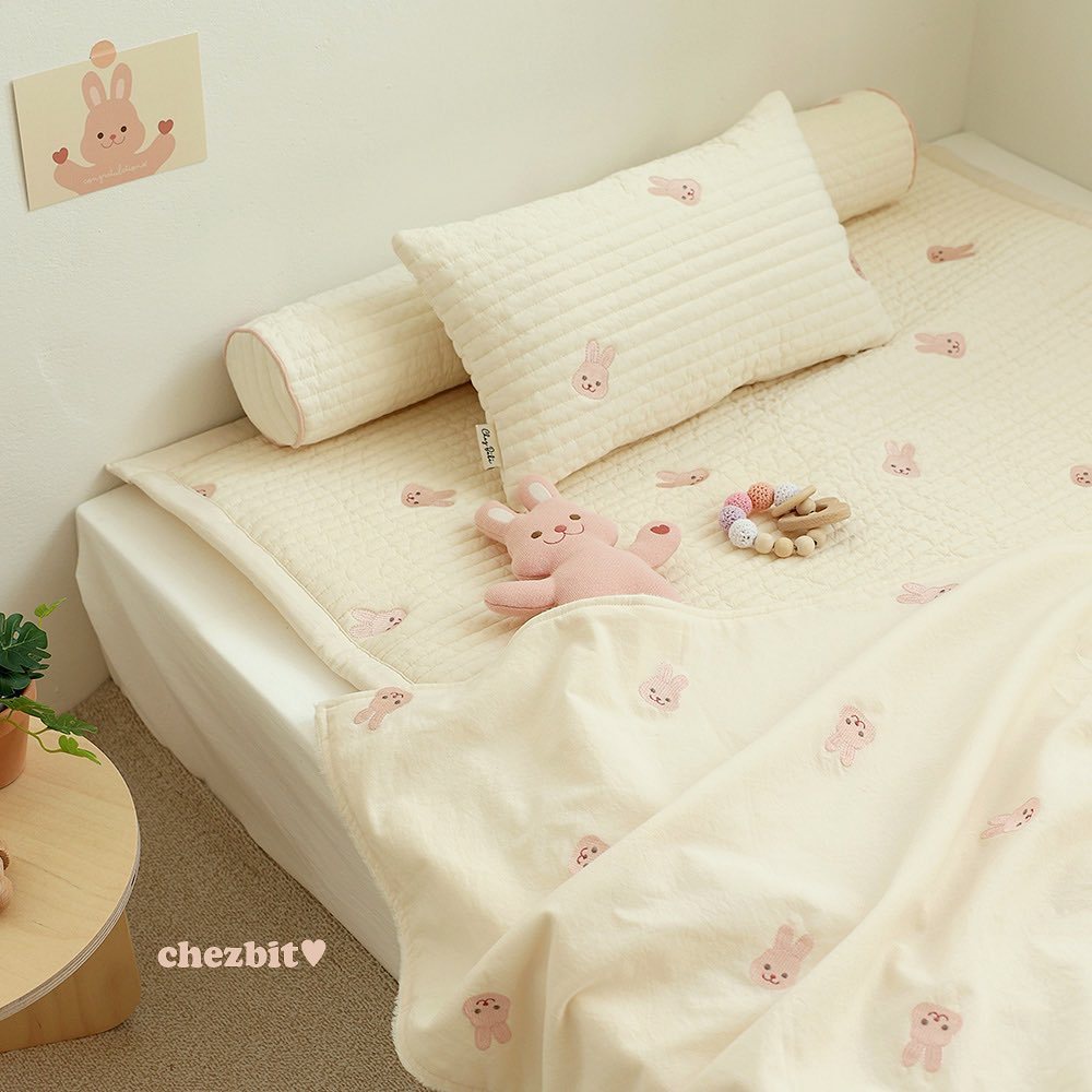 Thảm trải giường mẫu thêu hình gấu kiểu Hàn Quốc dễ thương làm đạo cụ chụp ảnh cho bé