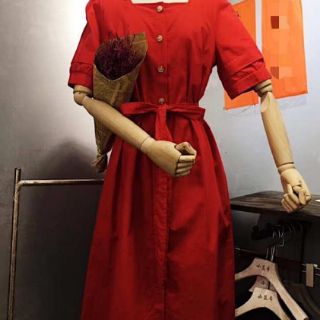 Váy đỏ thắt eo