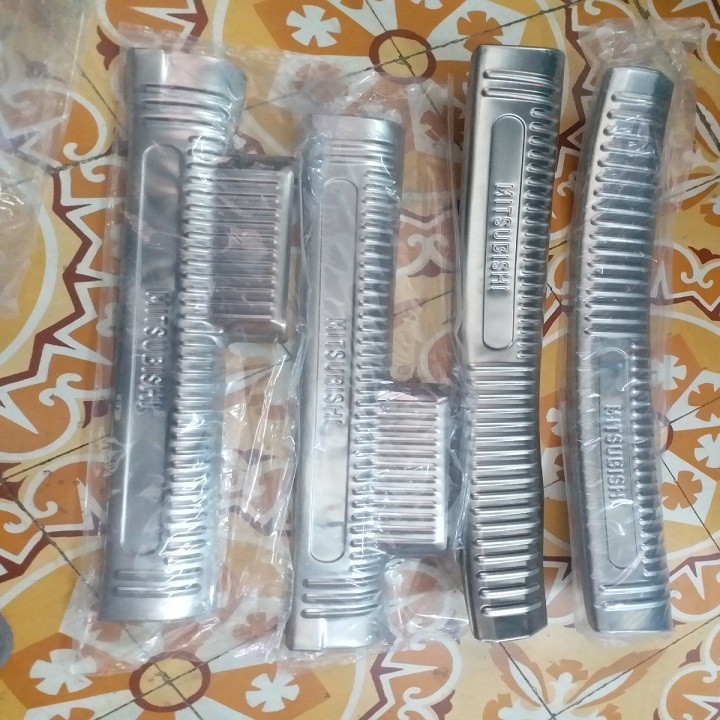 Bộ 8 nẹp bước chân trong và ngoài inox xe Mitsubishi Attrage các đời từ 2015 đến 2021