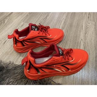 Giày Sneaker, giày đỏ lửa, giày đen lửa.