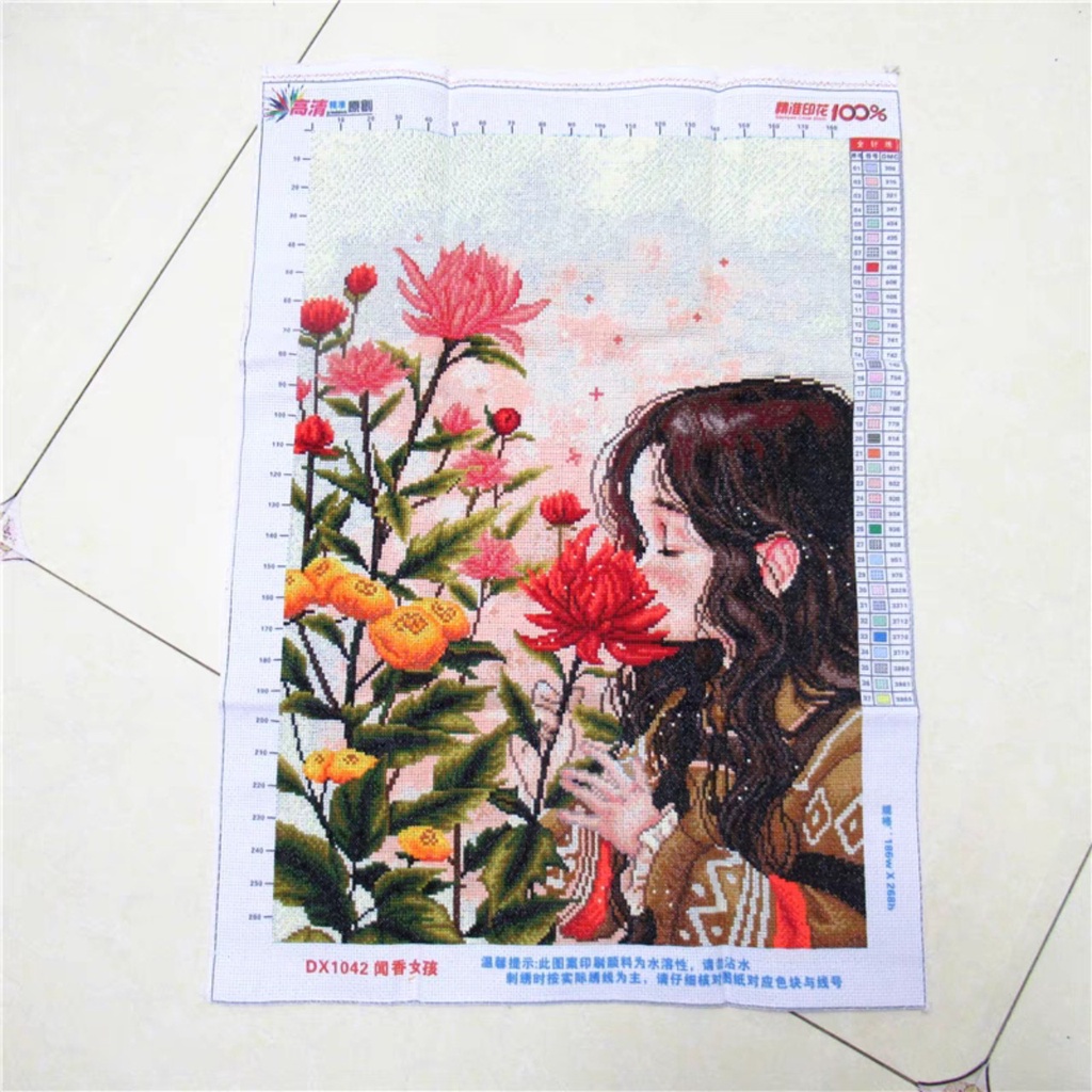 TRANH THÊU CHỮ THẬP CÔ BÉ ĐÁNG YÊU CÙNG HOA DX1042 (53X72) CM