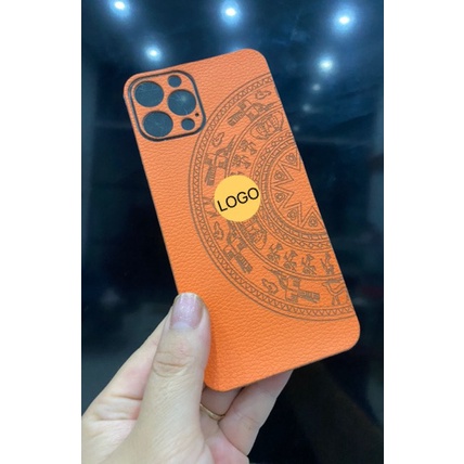 Dán da lưng cho Táo phone 12/ 12 Prô khắc hình trống đồng