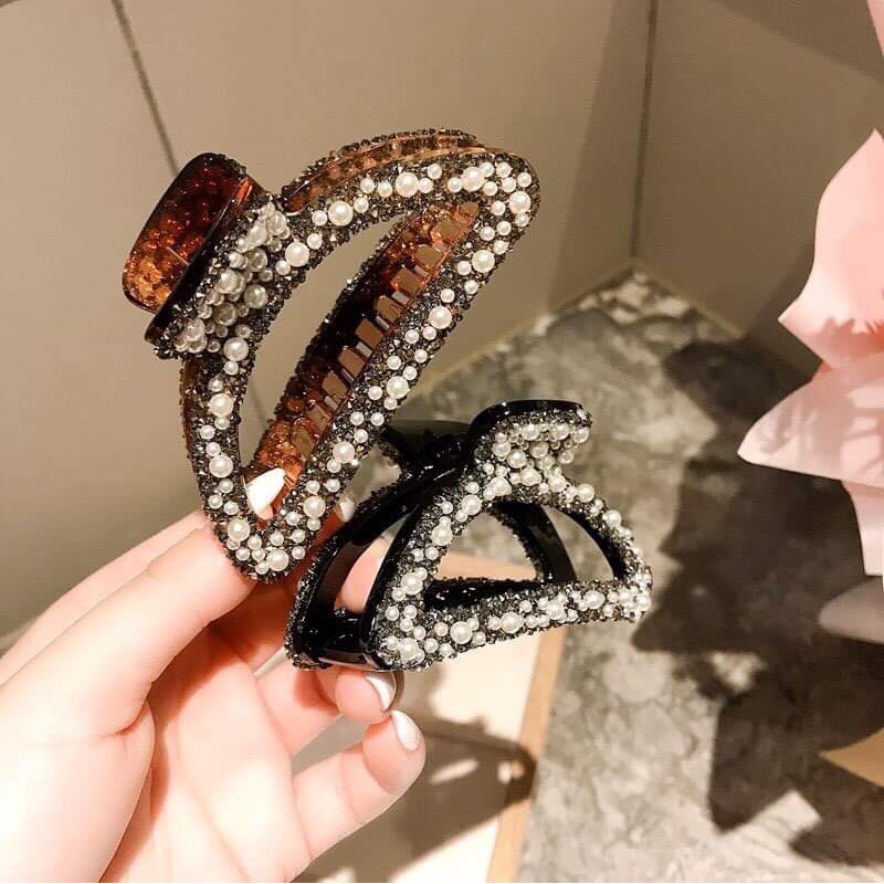 Cặp tóc quí bà lấp lánh sang trọng