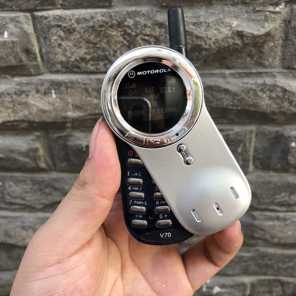 ĐIỆN THOẠI MOTOROLA V70 KIỂU DÁNG ĐỘC LẠ