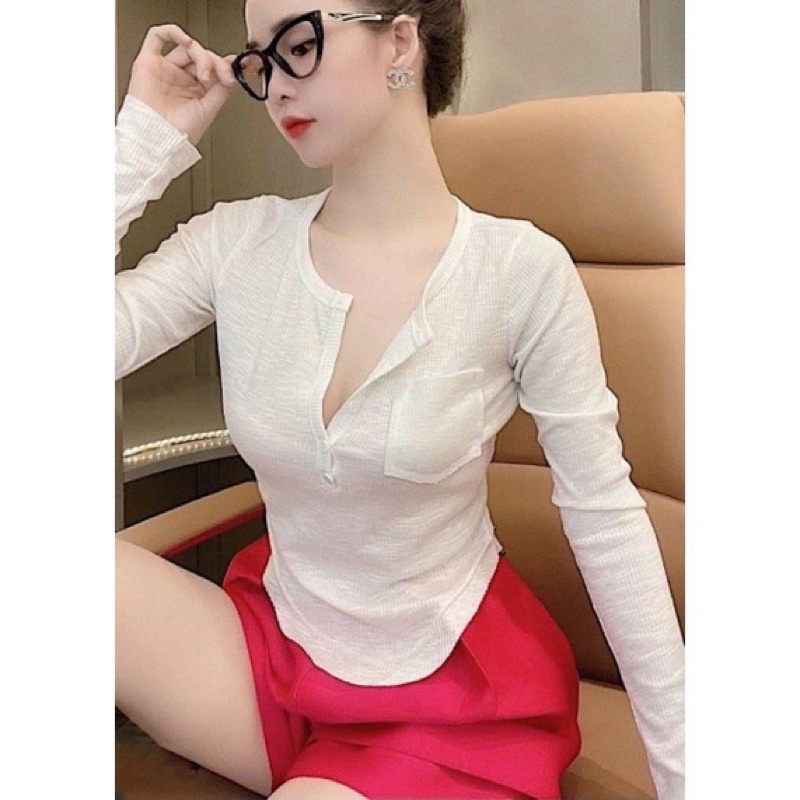 Áo thun dài tay cổ V phối khuy xinh