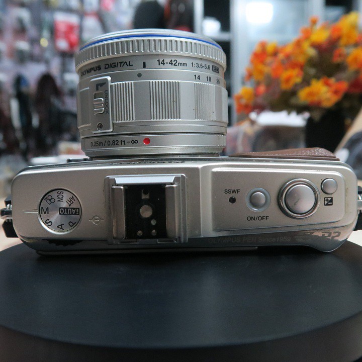 Máy ảnh Olympus E-P2 kèm ống kính 14-42 quay chụp tốt