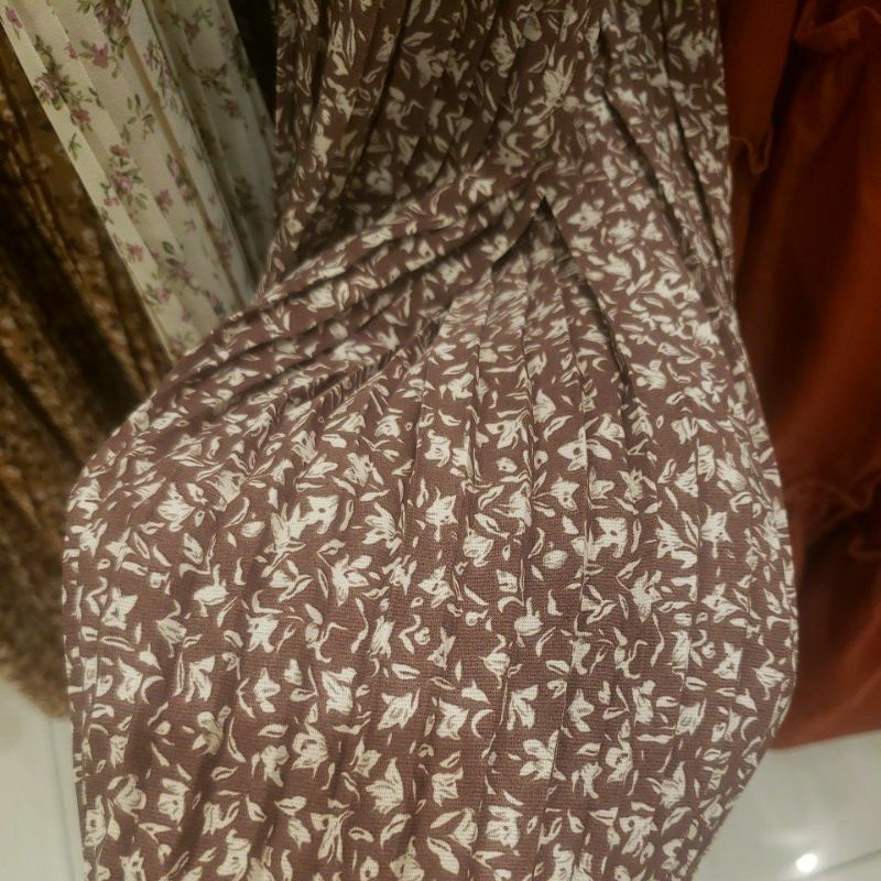 Chân váy hoa dập ly