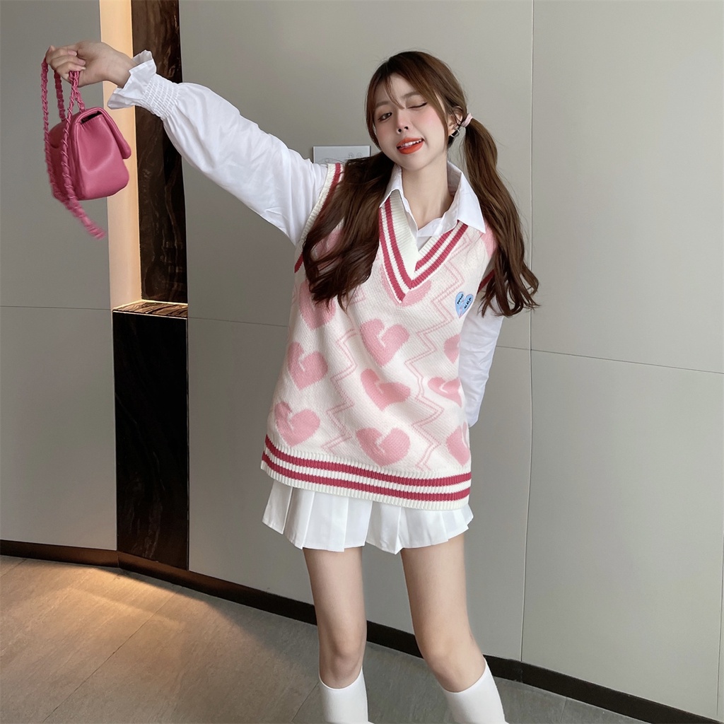 Set áo gile len cổ V hình tim + áo sơ mi trơn oversize + chân váy xếp ly cạp cao