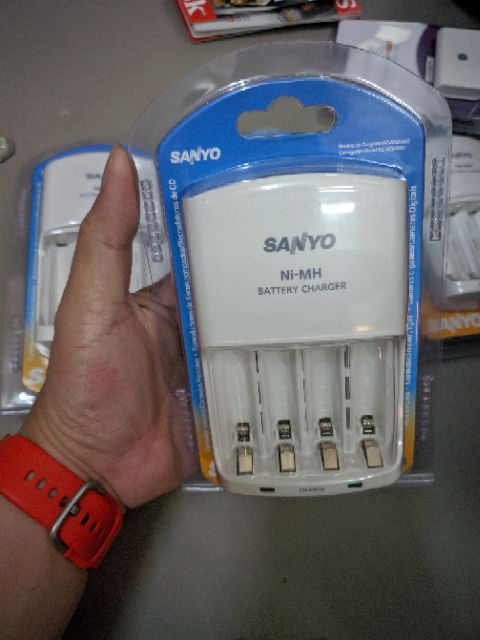 Bộ sạc pin AA / AAA chính hãng Sanyo Eneloop MQN06