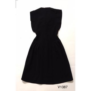 VÁY ĐEN SUÔNG NƠ TRẮNG