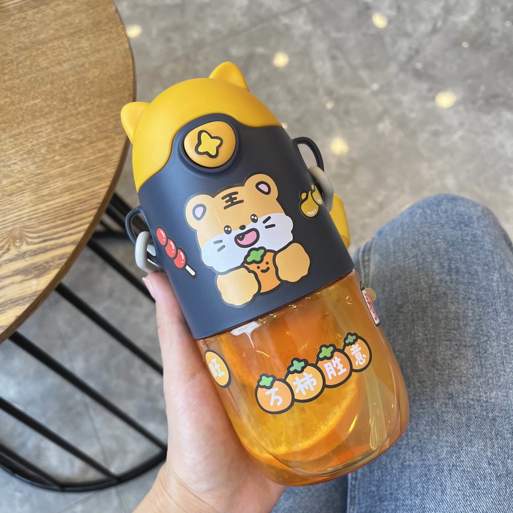 Bình nước hình hoạt hình siêu cute 650ml có dây đeo và ống hút vô cùng tiện lợi khi mang đi theo
