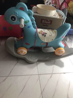 Ngựa bập bênh cho bé có nhạc