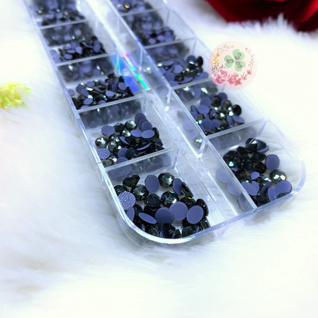 Đá nail - Mã SNG 820 . Đá Chân Lưới "Black D.A.M" 16 khía siêu bắt sáng, đính trang trí móng siêu lấp lánh.