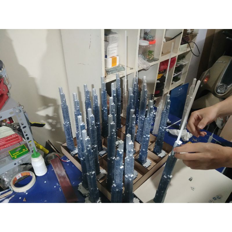 Mô hình Landmark 81 cao ~35cm bằng mica có đèn LED.