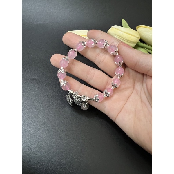 Vòng tay màu hồng mix charm