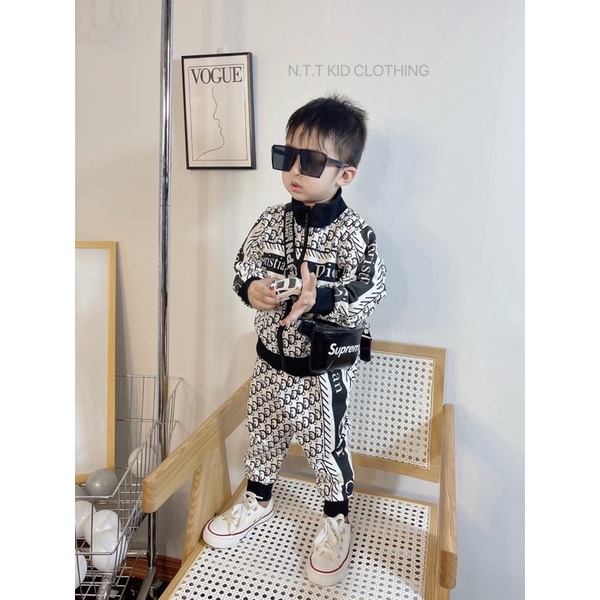 Set thể thao da cá kèm túi đeo chéo / Bộ thể thao đẹp cho bé trai / Set bộ 3 chi tiết Dior bé trai (8-18kg)
