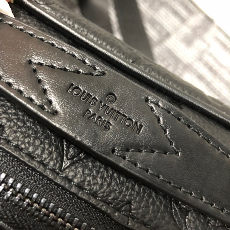 Túi đeo chéo nam Louis Vuitton LV da thật cao cấp thiết kế trẻ trung và năng động