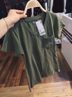 Áo phông cổ tim túi ngực uni