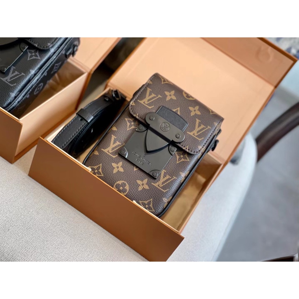 L.V phone pouch bag super Kích thước : 12 x 18 cm Màu sắc: 2 màu