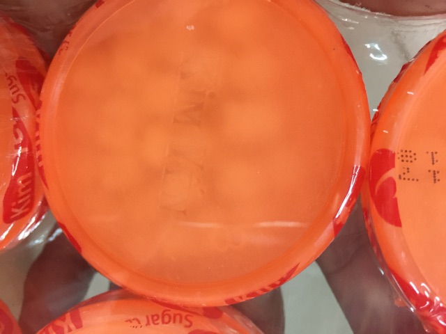 Kẹo dâu, cam hộp tròn - tuổi thơ dữ dội