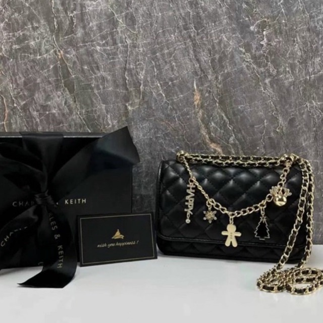 Túi đeo chéo CNNK charm mẫu mới, hàng có sẵn