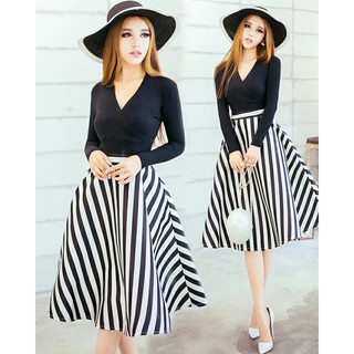 Chân váy xòe kẻ sọc