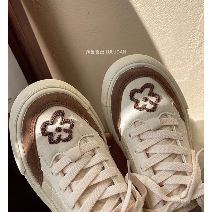 GIÀY THIẾT KẾ THÊU HOA SIÊU ĐỘC LẠ