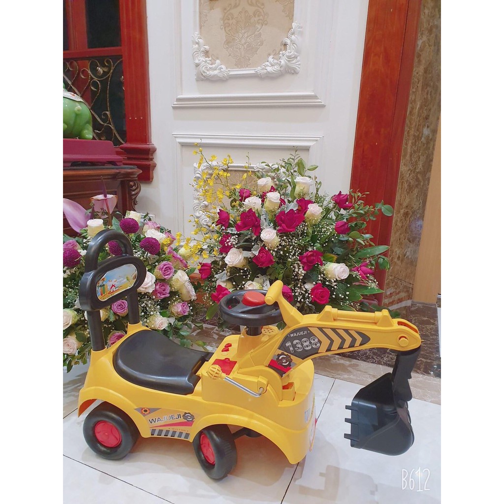 Xe cẩu chòi chân cho bé