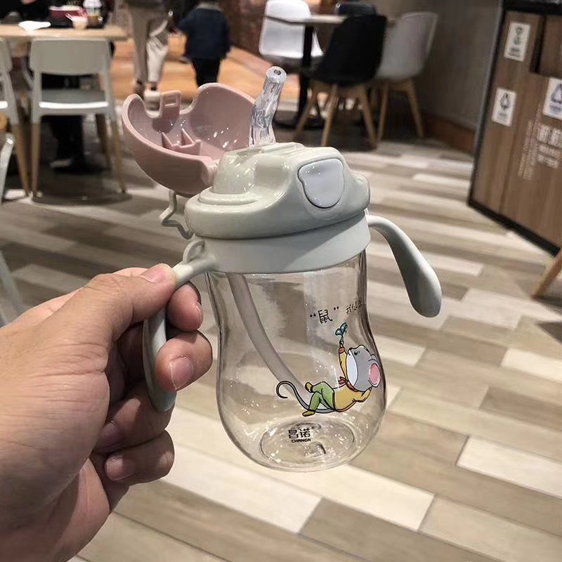 Bình nước cho bé có tay cầm và quai đeo ống hút mềm mại nhựa cao cấp
