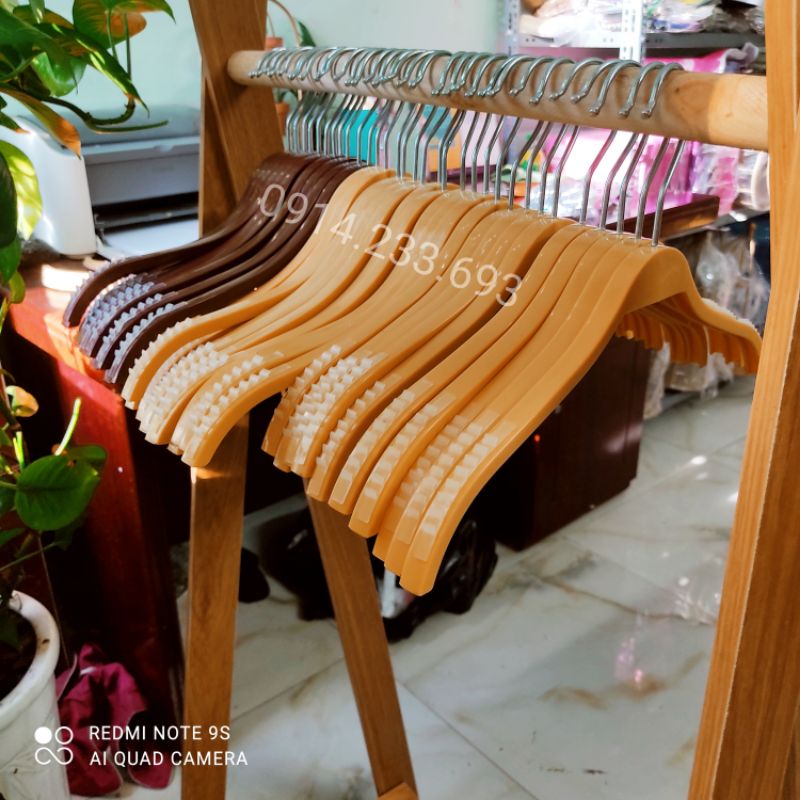 Móc treo quần áo, dáng tre bằng nhựa cao cấp có đệm vai chống tuột size 32cm và 38cm màu vàng, nâu cho shop thời trang