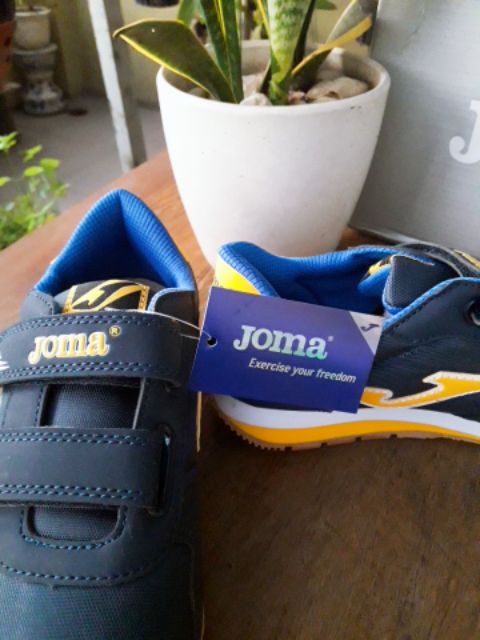Giày thể thao hiệu Joma