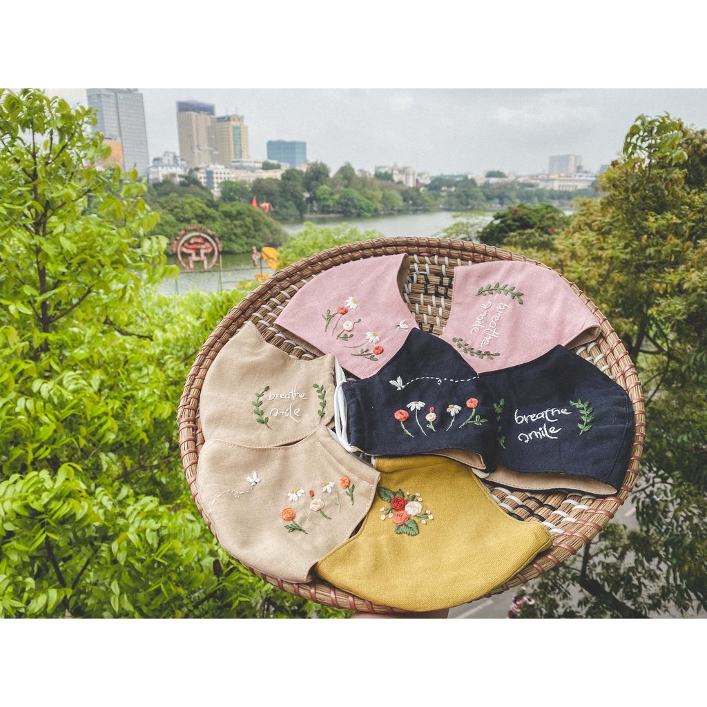 Khẩu trang vải kháng khuẩn linen thêu tay 3 lớp - Hand Embroidered Linen 3 Layer Face Mask | BigBuy360 - bigbuy360.vn