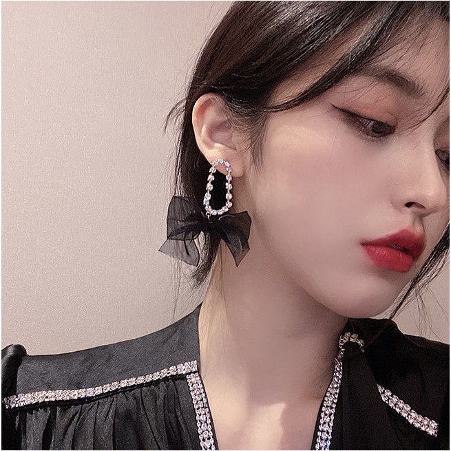 Bông tai nơ voan màu đen và vòng đính đá kiều diễm BT209