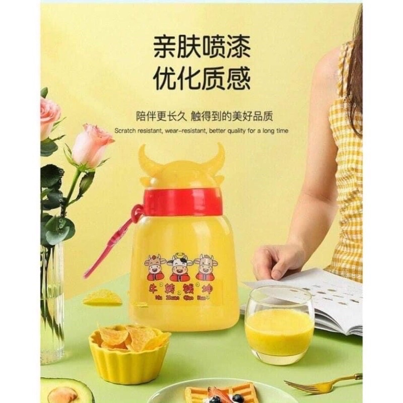 Bình thủy tinh đựng nước, bọc nhựa silicon cách nhiệt hình con trâu